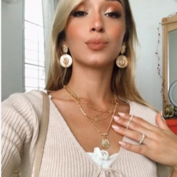 ✨Gold Lion 🦁 Drop Earrings✨ - Picture 3 of 6